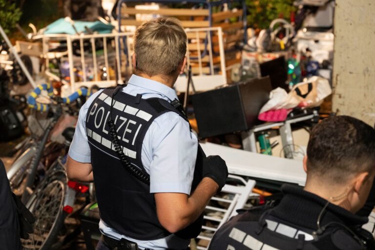 Berge an Sperrmüll kommen bei der Kontrolle zusammen. Foto: Marijan Murat/dpa