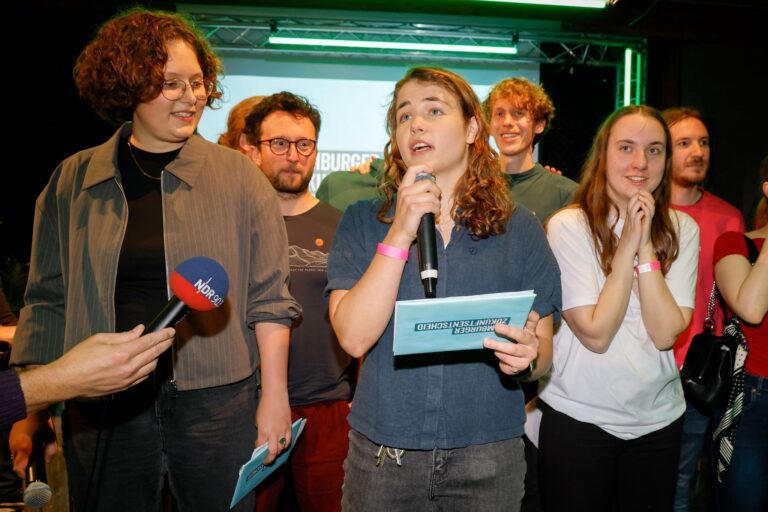 Die Sprecherin der Initiative, Rittmann, redet auf einer Veranstaltung in ein Mikrofon.  Foto: Georg Wendt/dpa