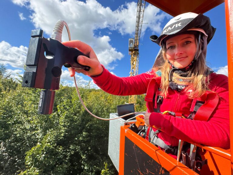 Für Pia Kräft ist die Gondel am 45 Meter hohen Drehkran, der zu Forschungszwecken in einem Wald bei Demmin steht, der «schönste Arbeitsplatz, den man sich vorstellen kann». Foto: Stefan Sauer/dpa