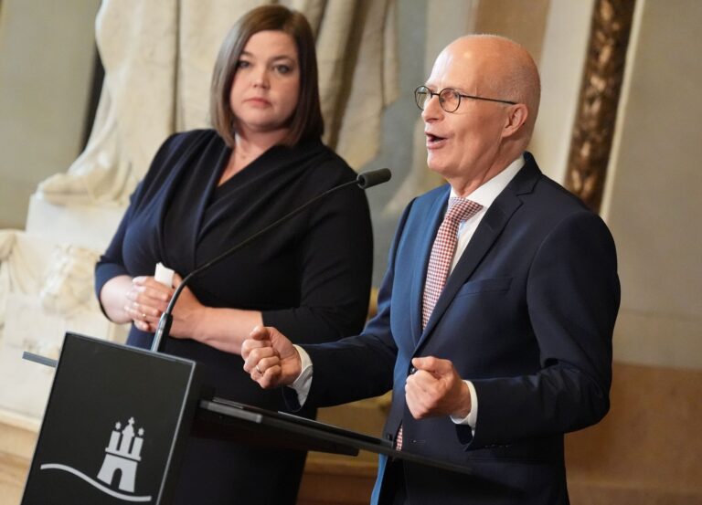 Hamburgs Bürgermeister Peter Tschentscher (SPD) und die Zweite Bürgermeisterin Katharina Fegebank (Grüne) haben die Menschen aufgefordert, die Umsetzung des Klimavolksentscheids zu unterstützen. Foto: Marcus Brandt/dpa