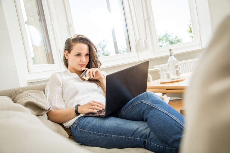 Einfach von der Couch zu Hause über den Laptop oder unterwegs mit dem Smartphone zu shoppen, ist für uns zu einer Selbstverständlichkeit geworden. Aber wie geht das nachhaltiger? Foto: Christin Klose/dpa-tmn