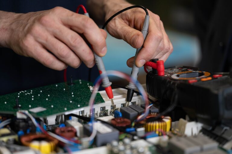 Mit Hilfe des Reparaturbonus können Haushalte Geld sparen, wenn sie Elektrogeräte reparieren lassen statt sie auszutauschen. (Symbolbild) Foto: Hendrik Schmidt/dpa