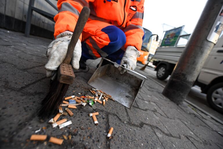 Achtlos weggeworfene Kippen schaden der Umwelt - und ihre Entsorgung kostet die Kommunen jedes Jahr Millionen. Foto: Fabian Sommer/dpa