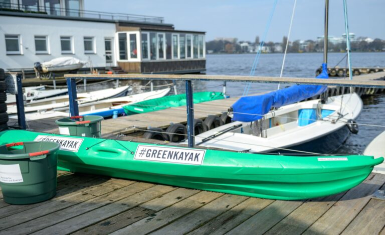 Mit den Booten von «GreenKayak» wurde Tonnenweise Müll aus Gewässern im Norden gezogen. (Archivbild) Foto: Axel Heimken/dpa