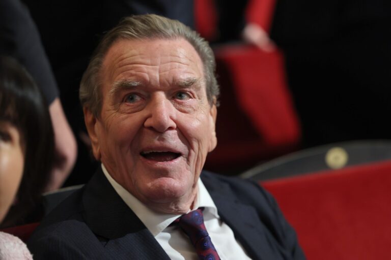 Ex-Kanzler Gerhard Schröder wird im Untersuchungsausschuss des Schweriner Landtags zur Erdgasleitung Nord Stream 2 als Zeuge befragt. (Archivbild) Foto: Jens Büttner/dpa POOL/dpa