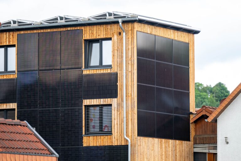 Energie im Gebäude einsparen: Solarpaneele sind nur ein Aspekt beim klimagerechten Bauen. Foto: David Inderlied/dpa/dpa-tmn