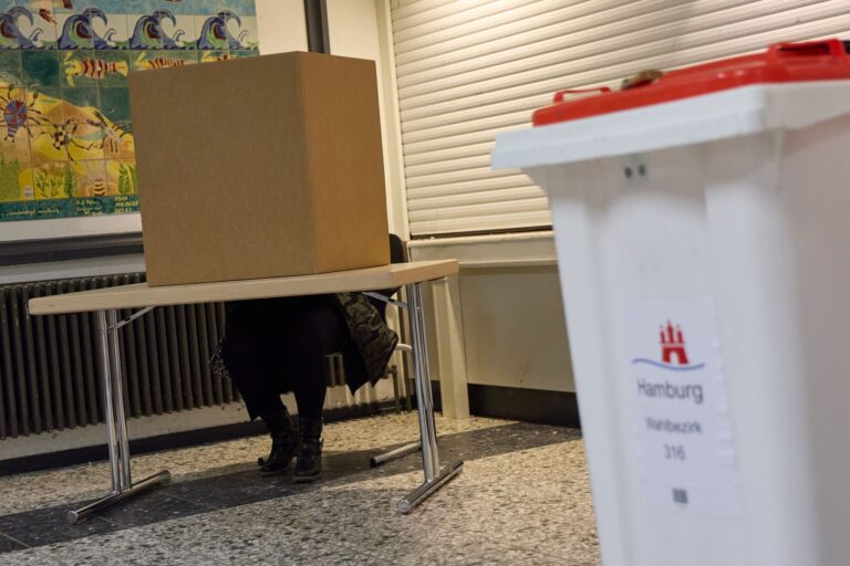Die Abstimmungslokale sind am Sonntag bis 18.00 Uhr geöffnet. Direkt im Anschluss werden laut Landeswahlamt die Stimmen ausgezählt. Foto: Georg Wendt/dpa