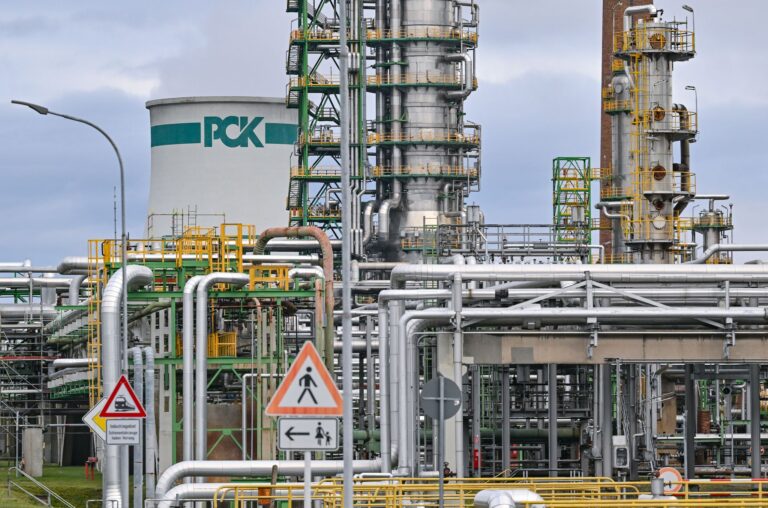 Deutsche Rosneft-Beteiligungen wie die PCK-Raffinerie dürften nach Einschätzung der Regierung nicht unter die Sanktionen fallen. (Archivbild) Foto: Patrick Pleul/dpa