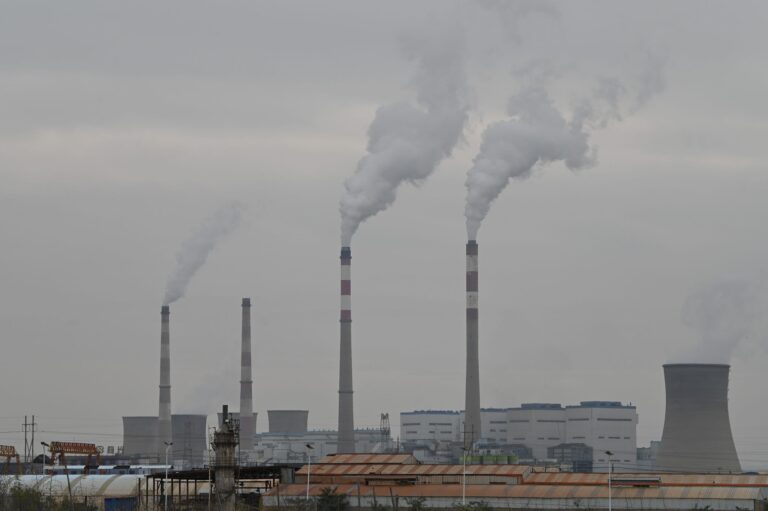 China setzt bei Stromerzeugung und Gewinnung von Chemikalien auf Kohle. (Symbolbild) Foto: Johannes Neudecker/dpa