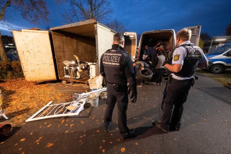 Die Sperrmüll-Sammler müssen ihre Transporter ausräumen. Foto: Marijan Murat/dpa