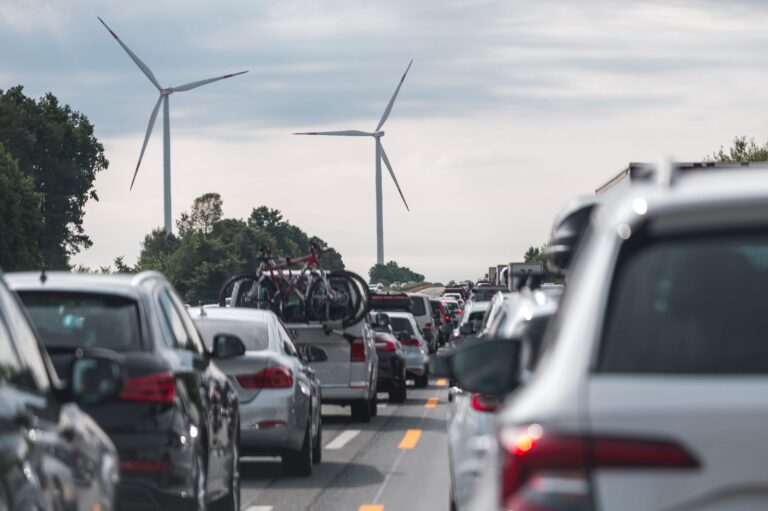 Politiker Streit: Sollen neben E-Autos in der EU ab 2035 auch noch neue Verbrenner zugelassen werden? (Archivbild) Foto: Daniel Vogl/dpa