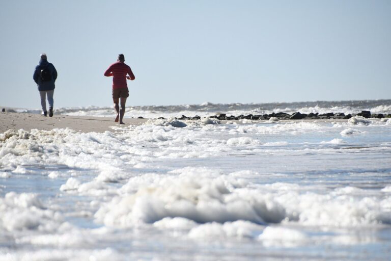 Besonders im Herbst und Winter nehmen die Stürme auf Sylt zu. (Symbolbild) Foto: Lea Albert/dpa