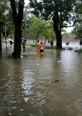 Viele Straßen in Hue standen unter Wasser.  Foto: Hoang Le Y Minh/dpa
