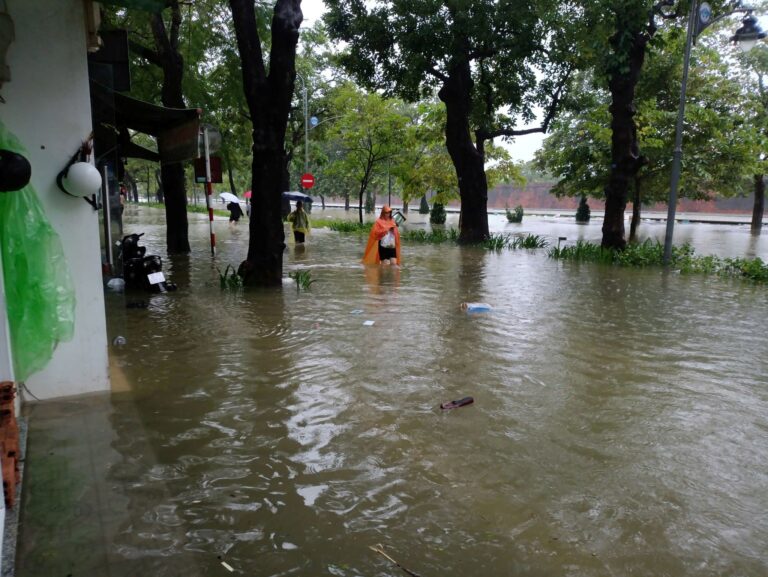 Viele Straßen in Hue standen unter Wasser.  Foto: Hoang Le Y Minh/dpa