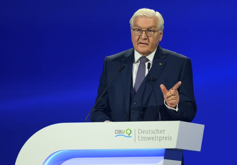 Bundespräsident Steinmeier mahnt, den Klimaschutz nicht zu vergessen. Foto: Hendrik Schmidt/dpa
