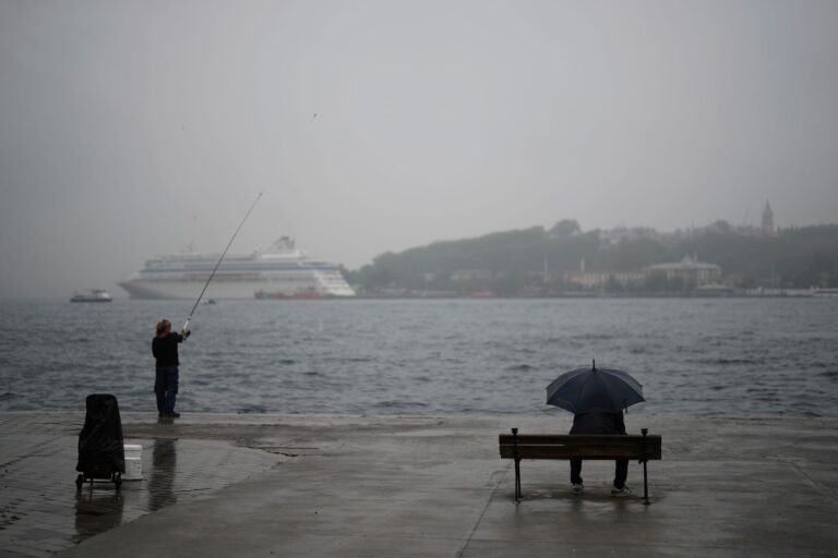 Ein Regentag in Istanbul - angesichts der Wasserprobleme im Land sind darüber viele dankbar. (Archivbild) Foto: Francisco Seco/AP/dpa