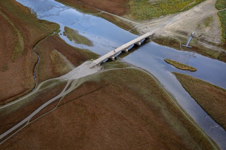 Kommunen am Edersee wollen im Sommer mehr Wasser. Foto: Swen Pförtner/dpa