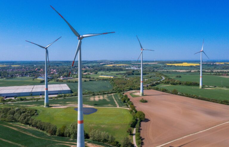 Neue Windparks sollen die Ökostromproduktion erhöhen. Doch regt sich in den betroffenen Regionen oft Widerstand. Eine bessere Beteiligung an den Erträgen soll das ändern. (Archivbild) Foto: Jens Büttner/dpa